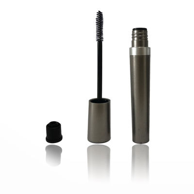 Un tube de mascara vide en plastique de 6 ml avec une baguette de cils