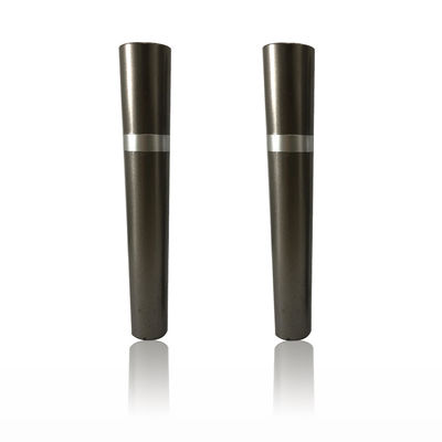 Un tube de mascara vide en plastique de 6 ml avec une baguette de cils
