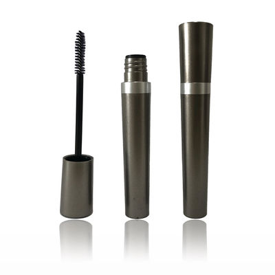 Un tube de mascara vide en plastique de 6 ml avec une baguette de cils