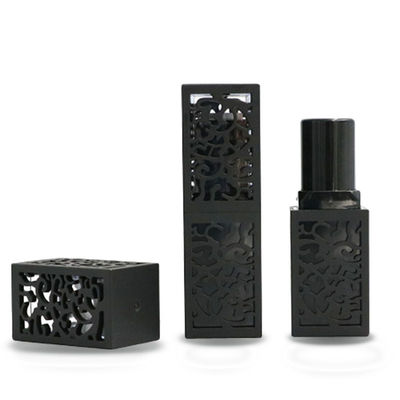 Le rouge à lèvres noir moderne et élégant est disponible