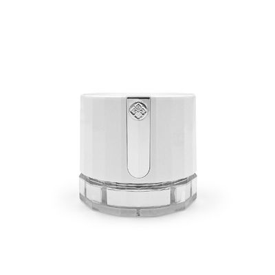 Un bocal de crème cosmétique transparente de 50 g avec logo diamanté