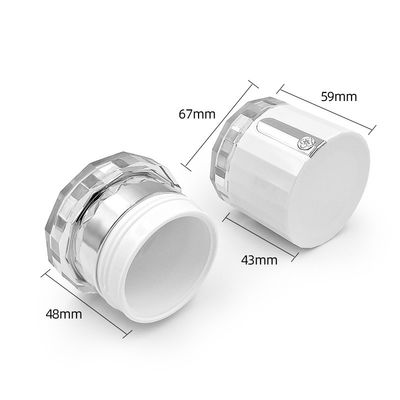 Un bocal de crème cosmétique transparente de 50 g avec logo diamanté