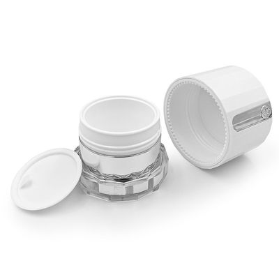 Un bocal de crème cosmétique transparente de 50 g avec logo diamanté