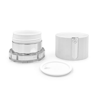 Un bocal de crème cosmétique transparente de 50 g avec logo diamanté