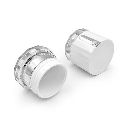 Un bocal de crème cosmétique transparente de 50 g avec logo diamanté